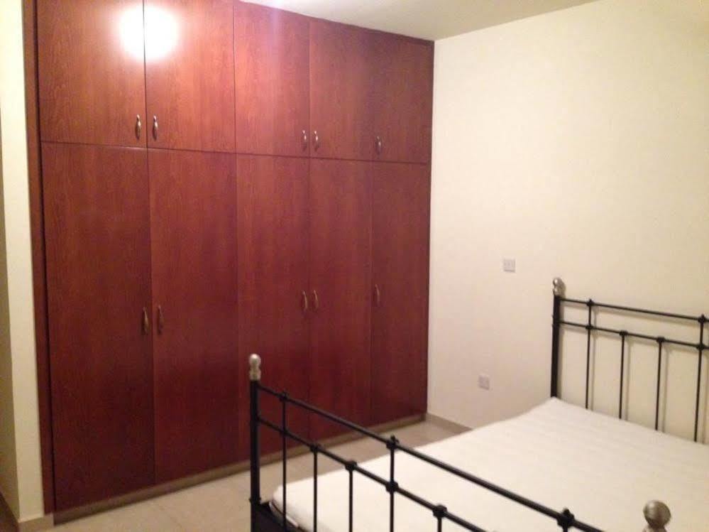 Apartment Lakis Court *