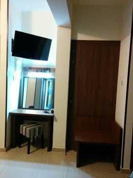 Lakis Court *