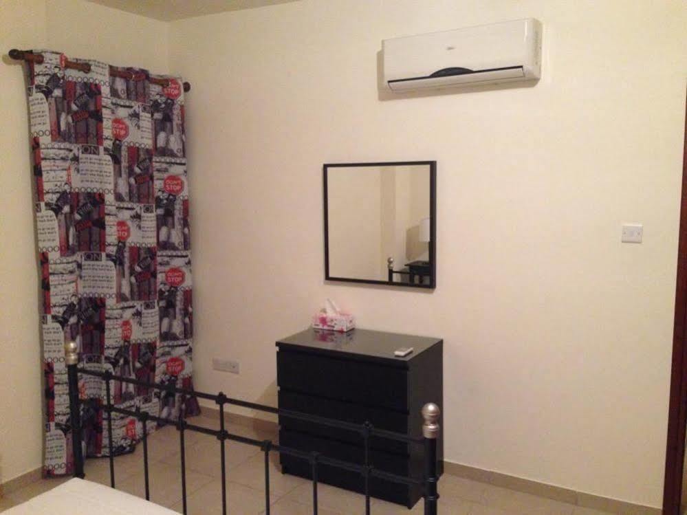 Lakis Court Апартаменти *